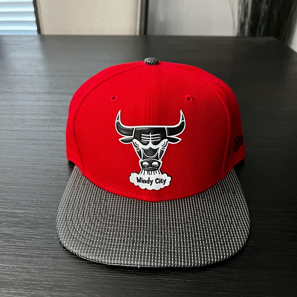 NWOT Chicago Bulls New Era SnapBack hat, adjustable,red and reflective